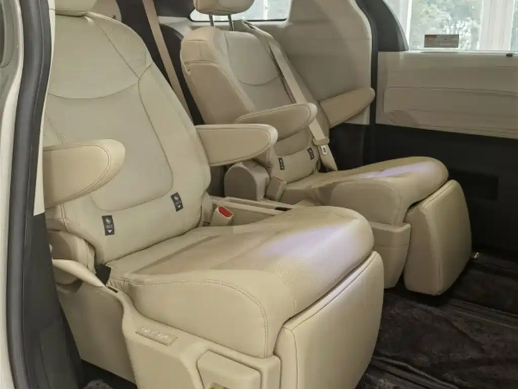 Toyota Sienna 2023 2.5L Hybrid Ultimate Edition фото 10