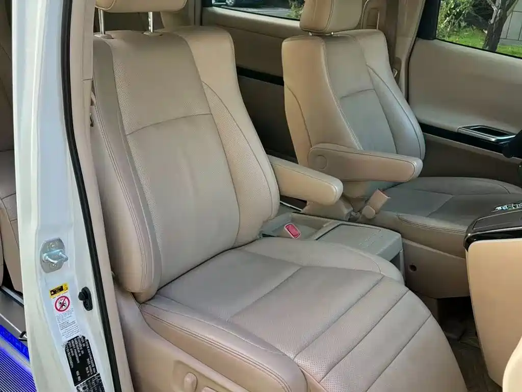 Toyota Alphard фото 7