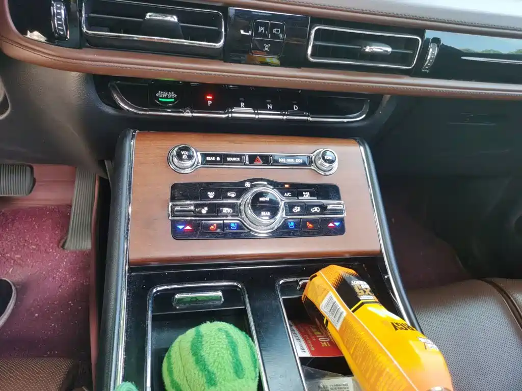 Photo 11 - Lincoln Aviator