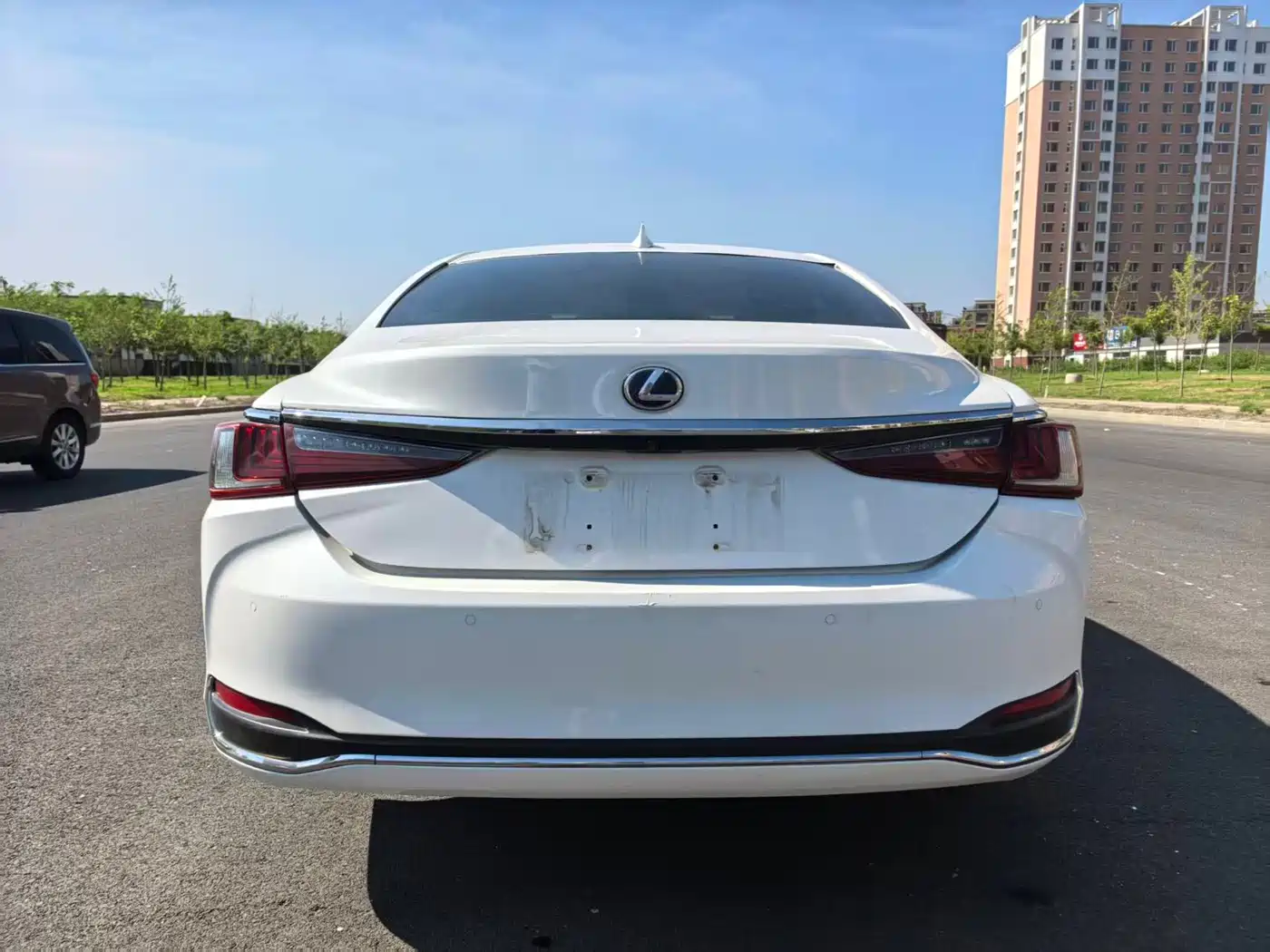 Photo 8 - Lexus ES