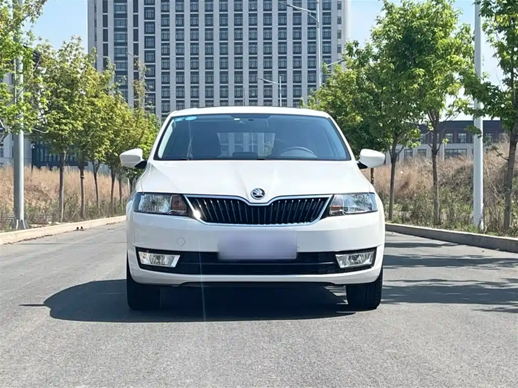 Škoda Skoda Rapid Spaceback 2016 Facelift 1.6L Automatic Innovation Edition фото 10