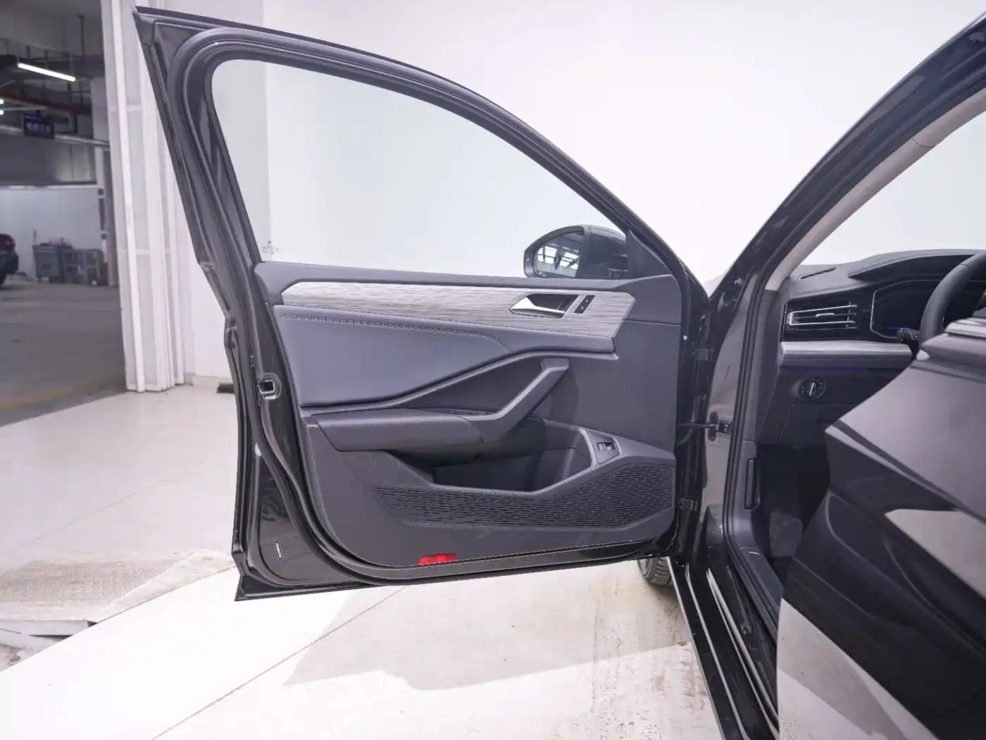 Volkswagen Sagitar 2025 Model Year 3rd Facelift 300TSI DSG Surpassing Edition фото 11