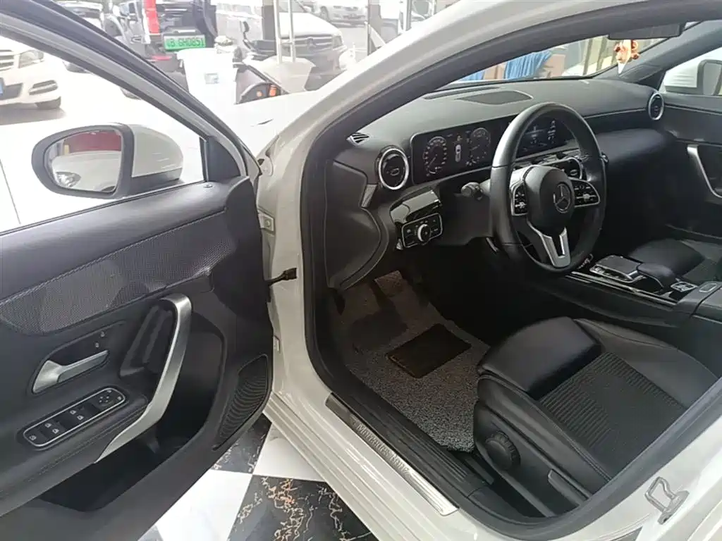 Mercedes-Benz A-Class (Import) 2019 A 200 Dynamic Version фото 16