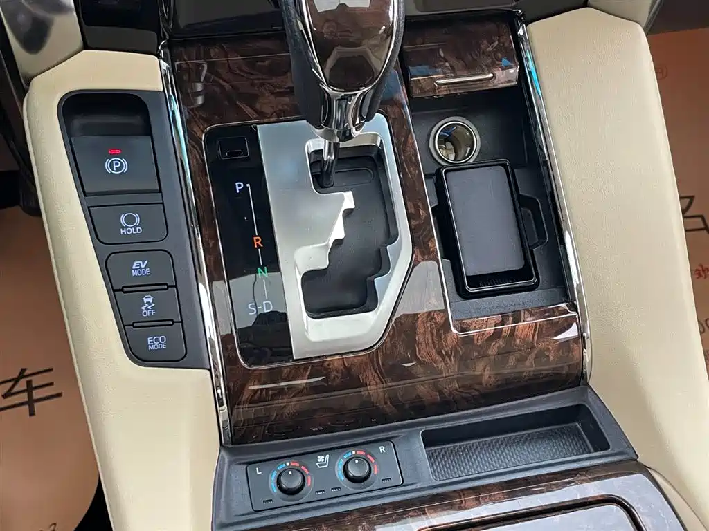 Toyota Alphard 2021 Hybrid 2.5L Luxury фото 26