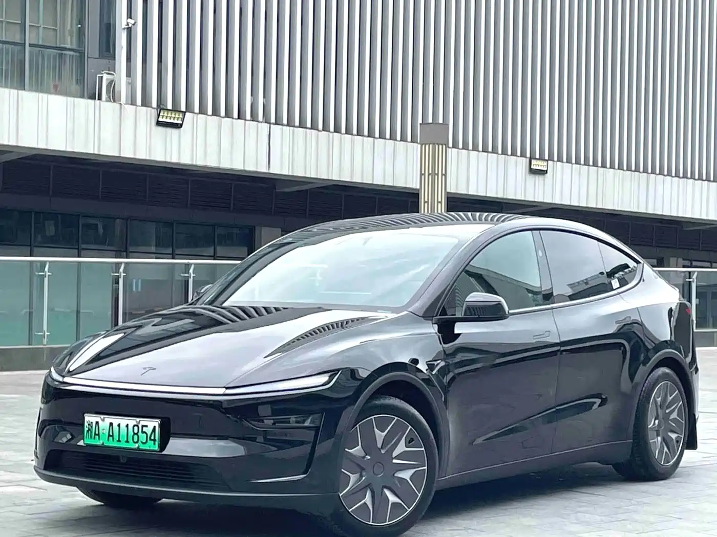 Tesla Model Y 2025 Long Range All-Wheel Drive