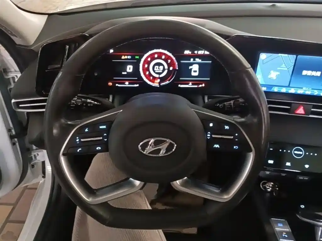 Hyundai Elantra 2021 1.5L CVT LUX Premium Edition фото 11