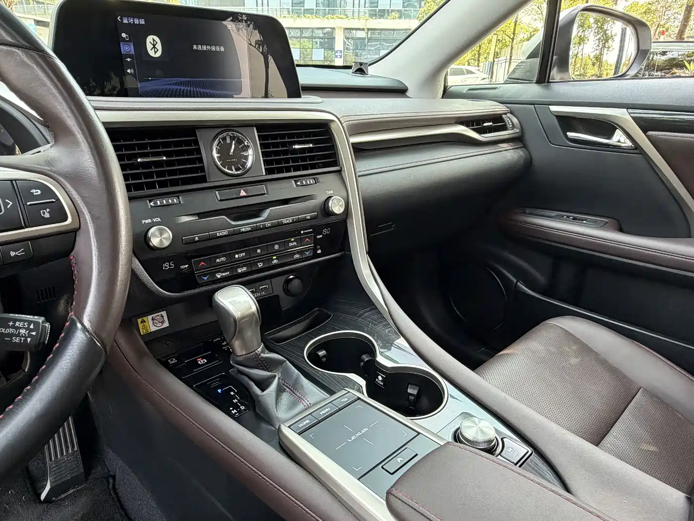 Фото 10 - Lexus RX