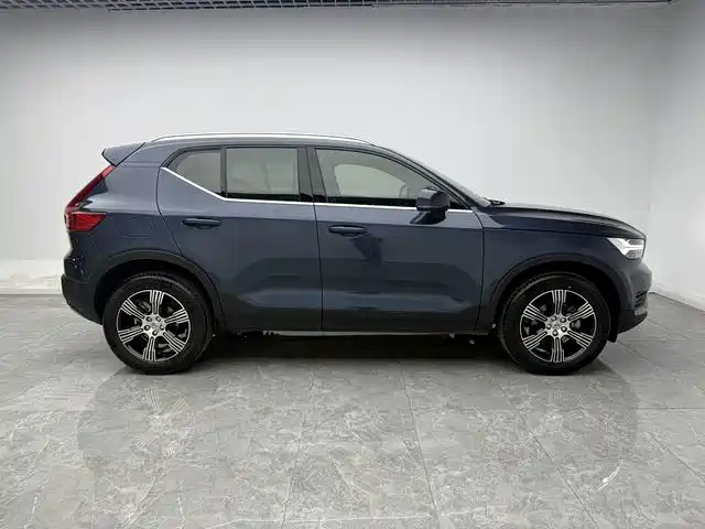 Фото 8 - Volvo XC40