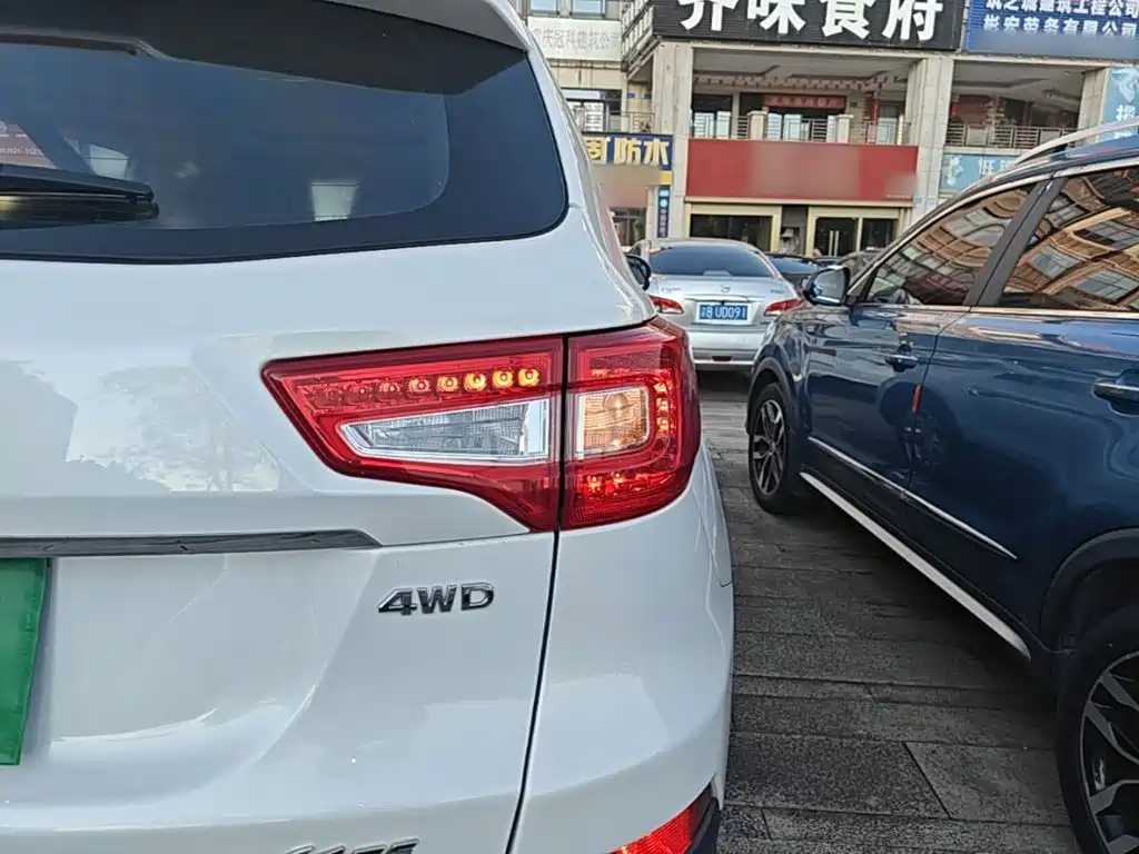 Photo 8 - Changan CS75