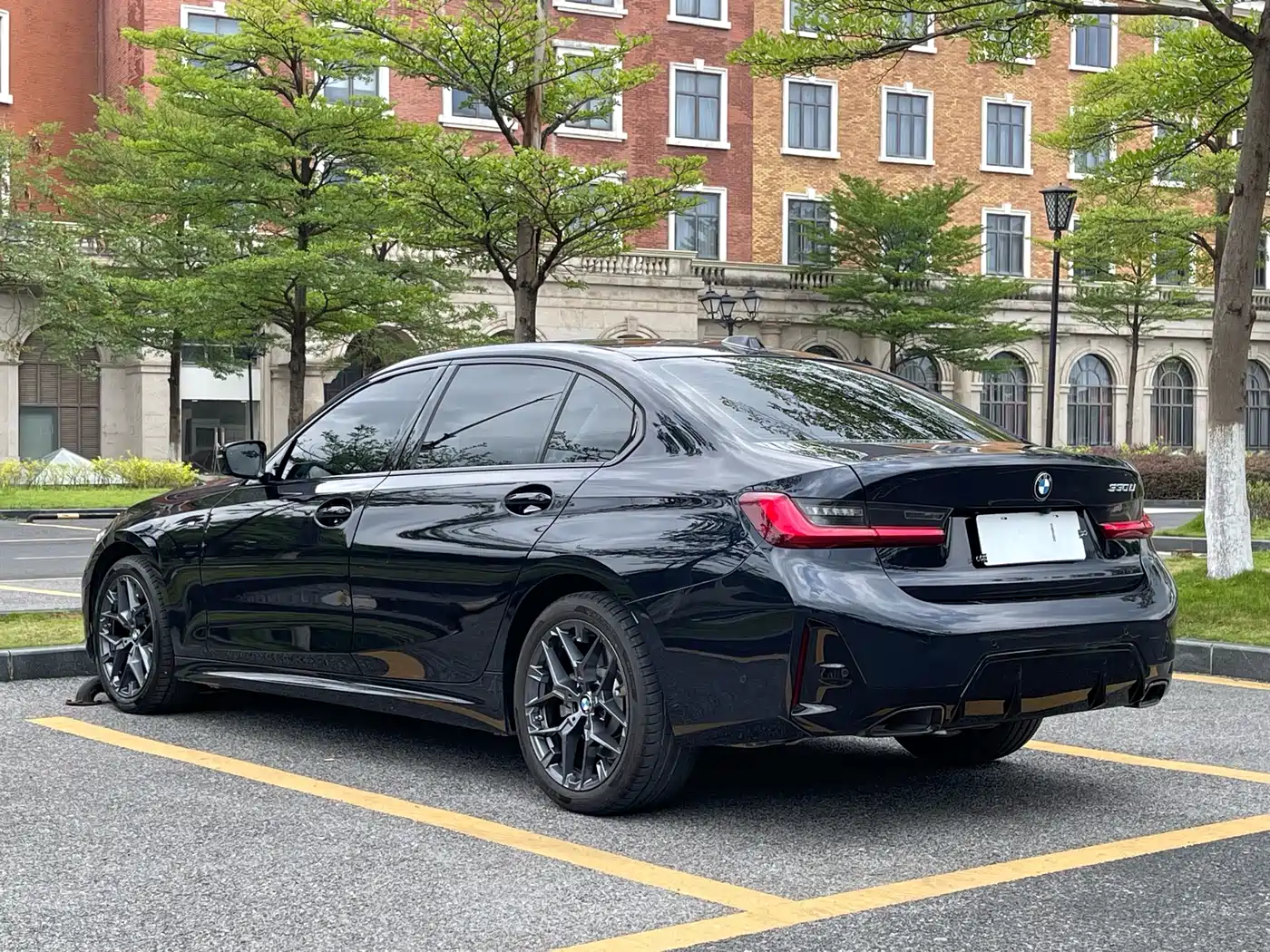 BMW 3 Series 2025 330Li M Sport Night Edition фото 6