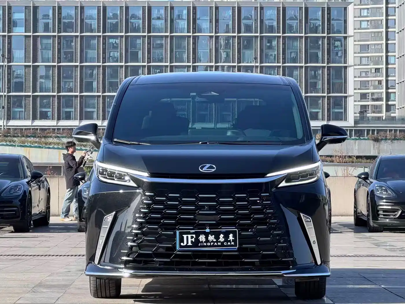 Lexus LM 2023 500h 6-Seater Prestige Edition