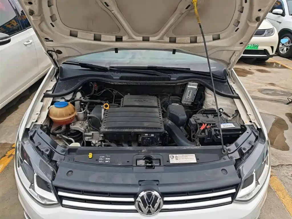 Volkswagen Polo 2014 1.6L Automatic Luxury Edition фото 20