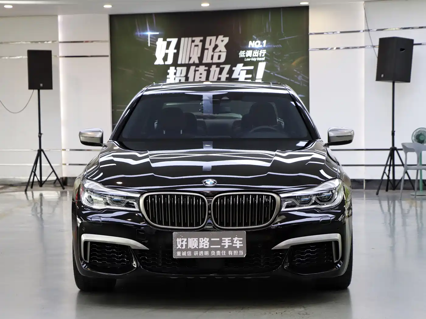 BMW 7 Series 2018 M760Li xDrive фото 2