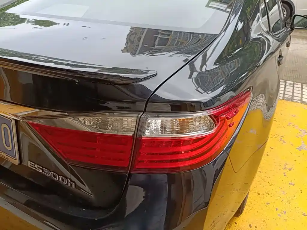 Фото 8 - Lexus ES