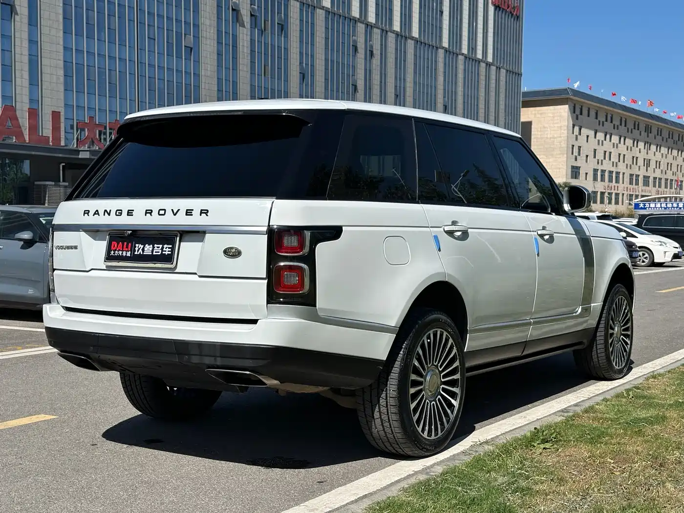 Land Rover Range Rover 2015 3.0 SC V6 Vogue SE Genesis Extended Edition фото 6