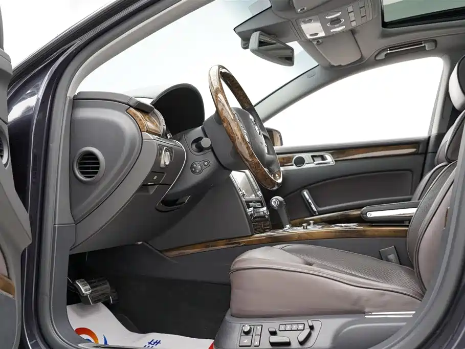 Volkswagen Phaeton 2012 4.2L Luxury Custom фото 8