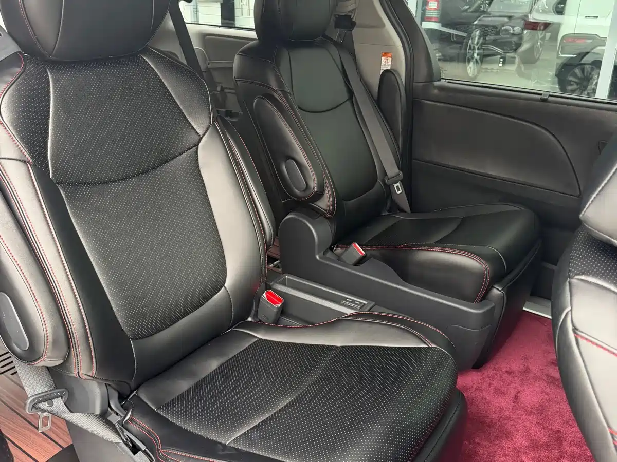 Photo 12 - Toyota Sienna
