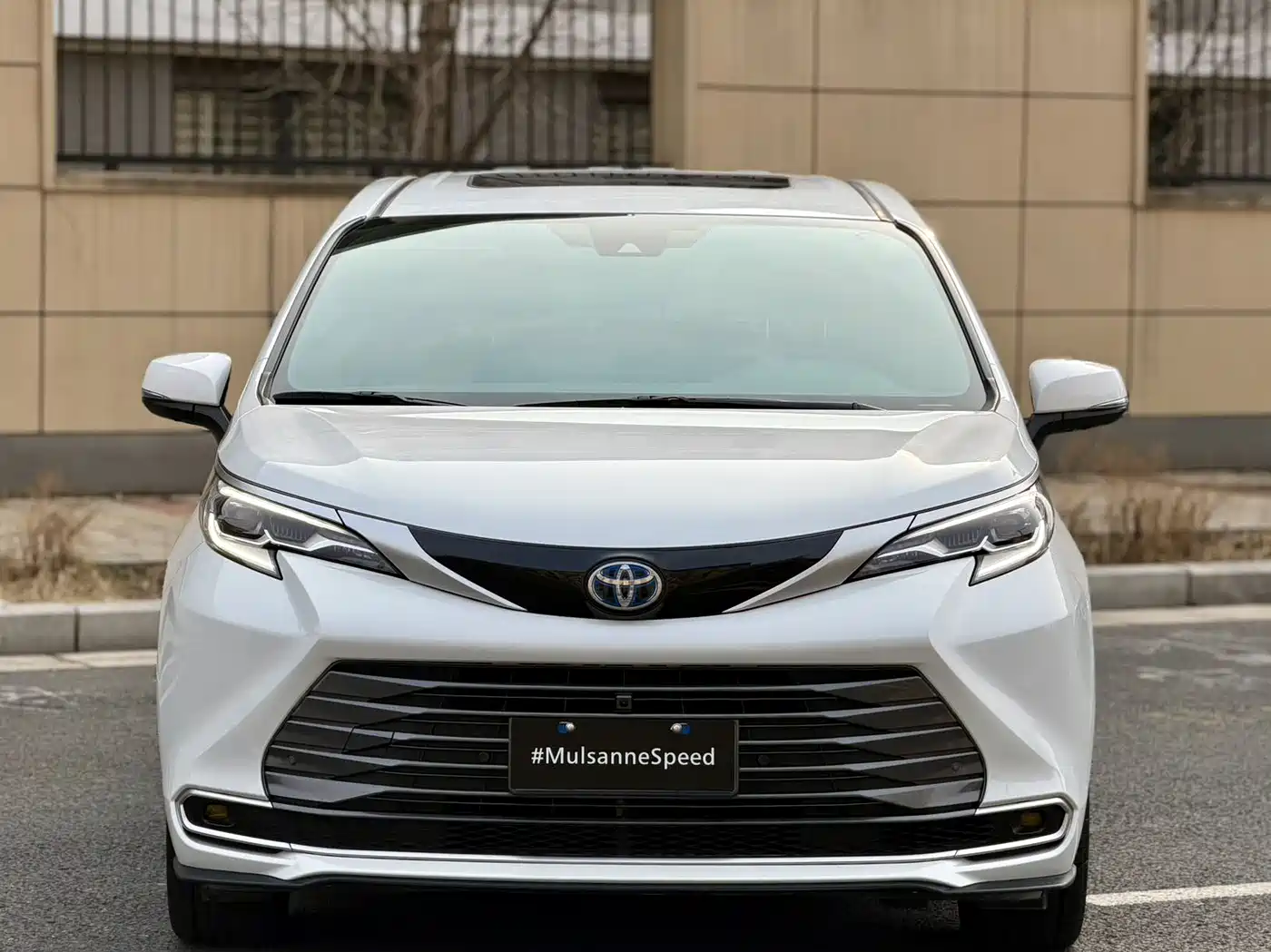 Toyota Sienna 2023 2.5L Hybrid Premium Edition фото 2
