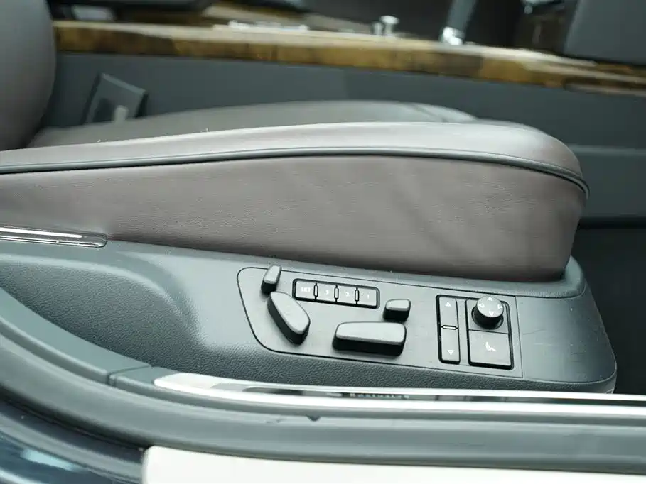 Volkswagen Phaeton 2012 4.2L Luxury Custom фото 25