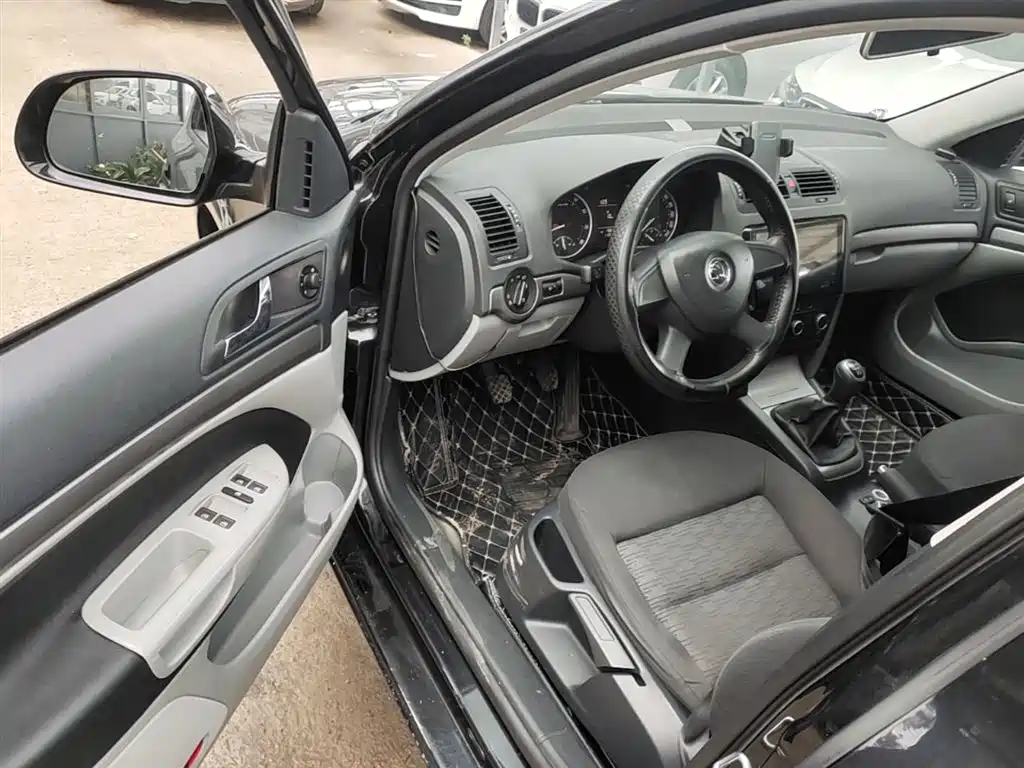 Škoda Octavia 2014 1.6L Manual Elegance Edition фото 16