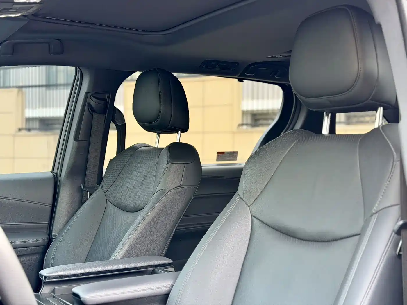 Toyota Sienna 2023 2.5L Hybrid Premium Edition фото 8