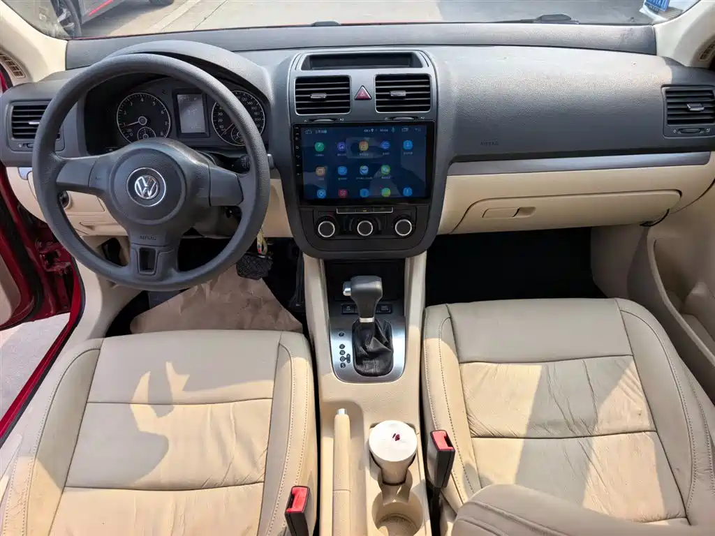 Volkswagen Sagitar 2011 1.6L Auto Comfort фото 12