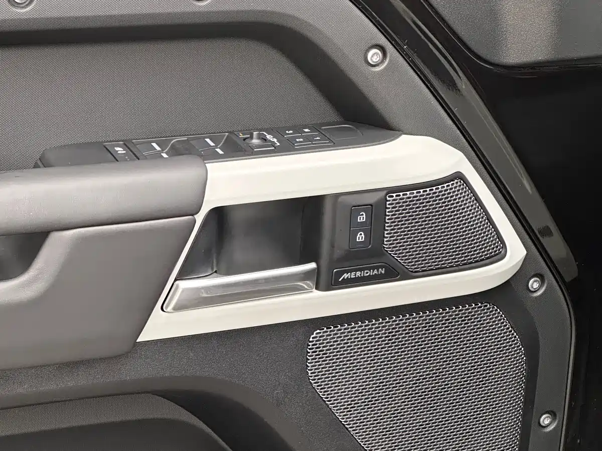 Land Rover Defender 2024 110 3.0T P400 X-DYNAMIC HSE фото 24