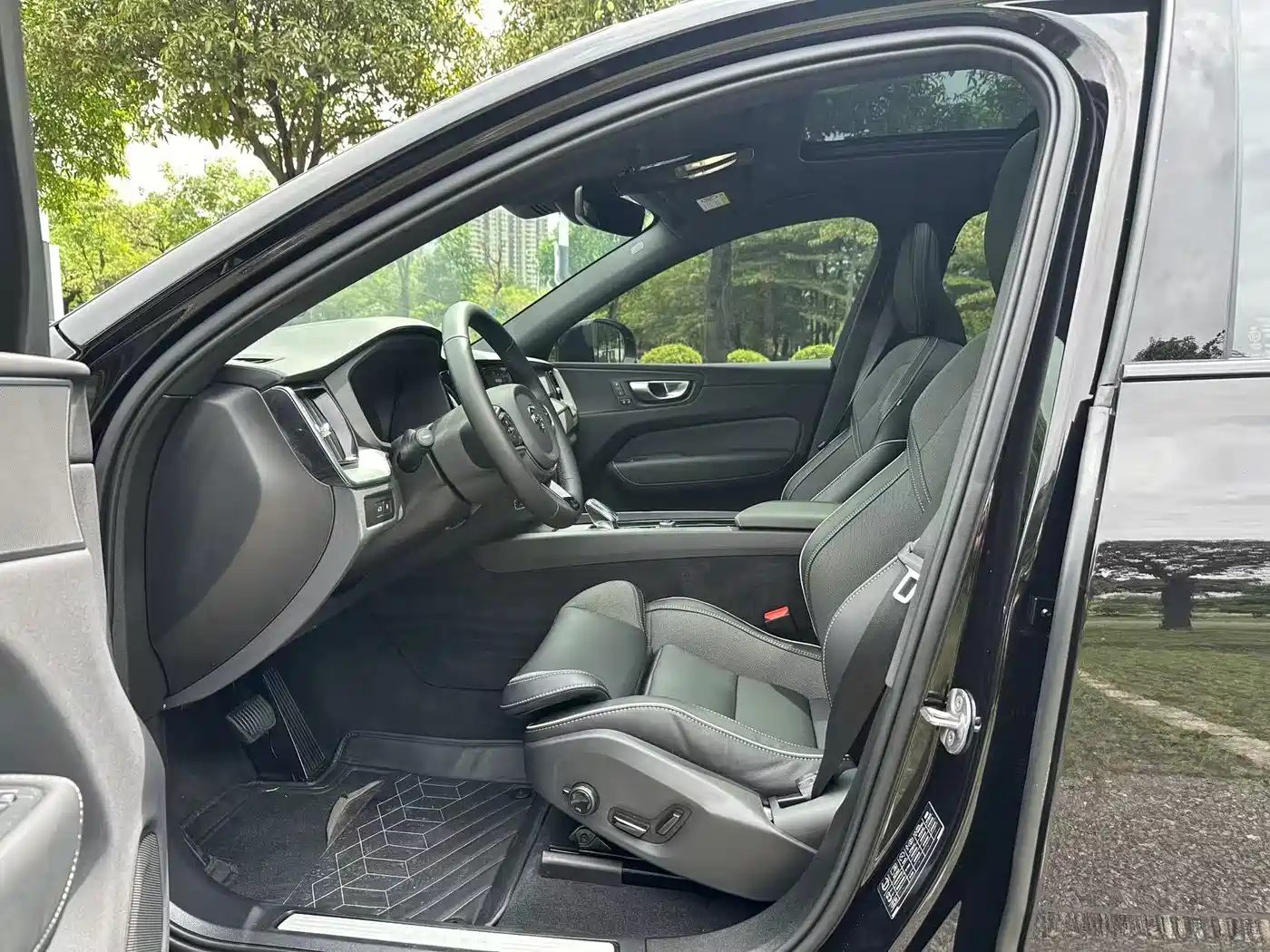 Volvo XC60 Plug-in Hybrid 2025 Plug-in Hybrid Long Range AWD Zhiyuan Polar Night Black Edition фото 4