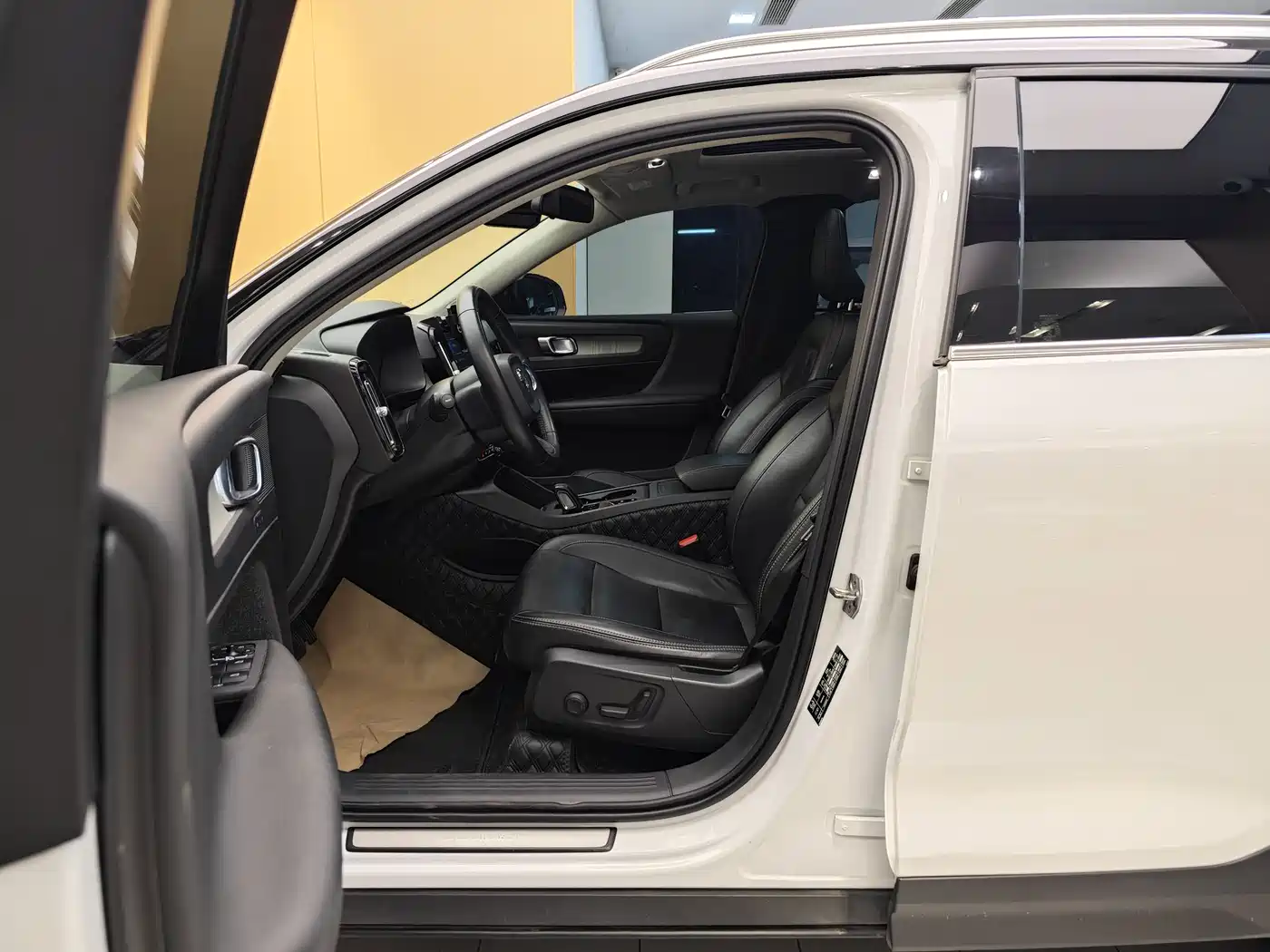 Фото 14 - Volvo XC40