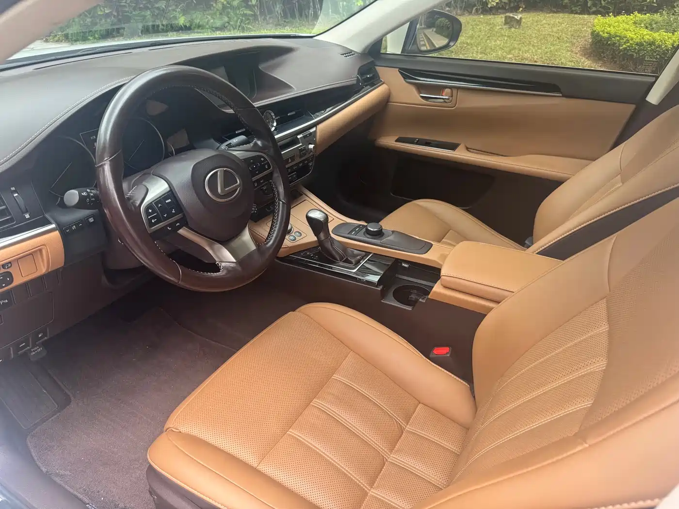 Lexus ES 2015 300h Comfort Edition фото 10