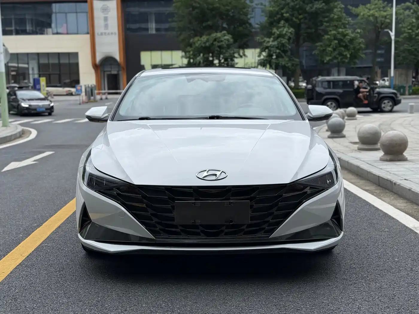 Hyundai Elantra 2021 1.5L CVT LUX Premium Edition фото 2