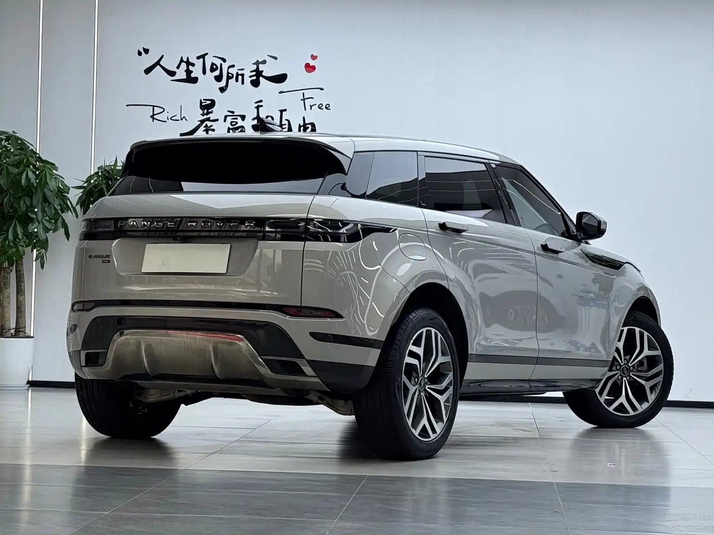 Land Rover Range Rover Evoque 2023 2022 Range Rover Evoque L 249PS R-Dynamic Luxury Edition