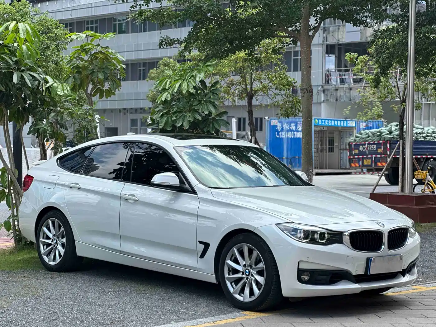 BMW 3 Series GT 2018 320i Fashion фото 3