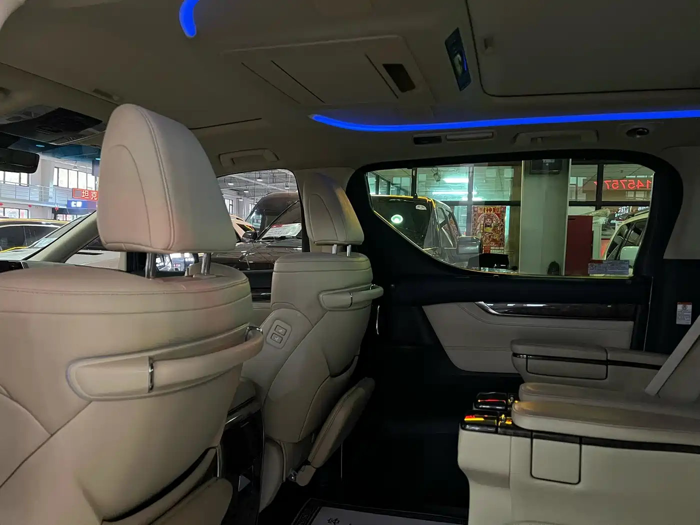 Toyota Vellfire 2020 Twin Engine 2.5L HV Premium Edition фото 5