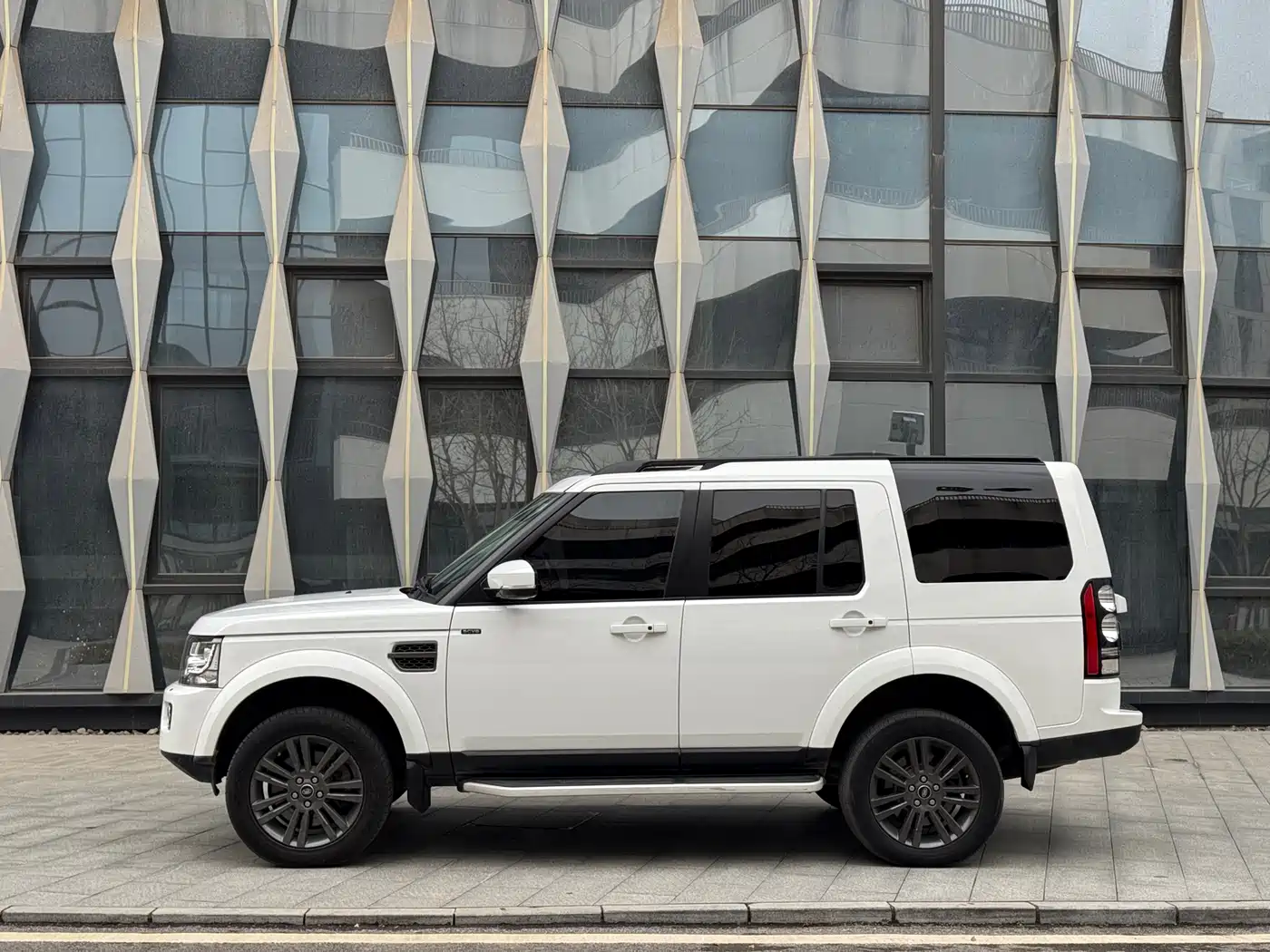 Land Rover Discovery 2016 3.0 SC V6 HSE фото 3