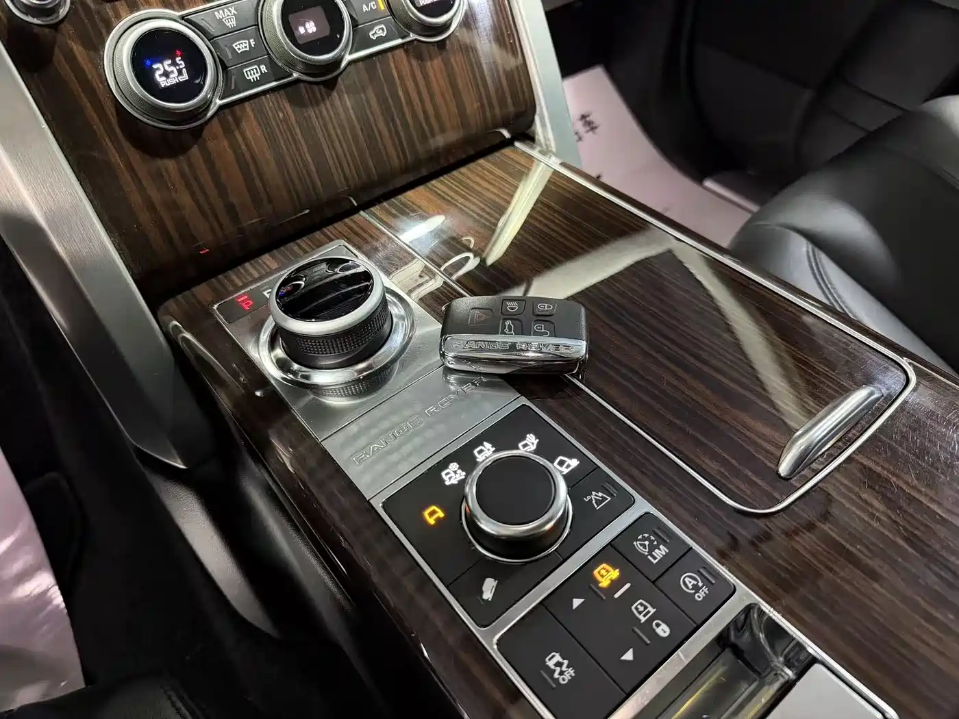 Land Rover Range Rover 2017 3.0 SC V6 Golden Age Edition фото 8