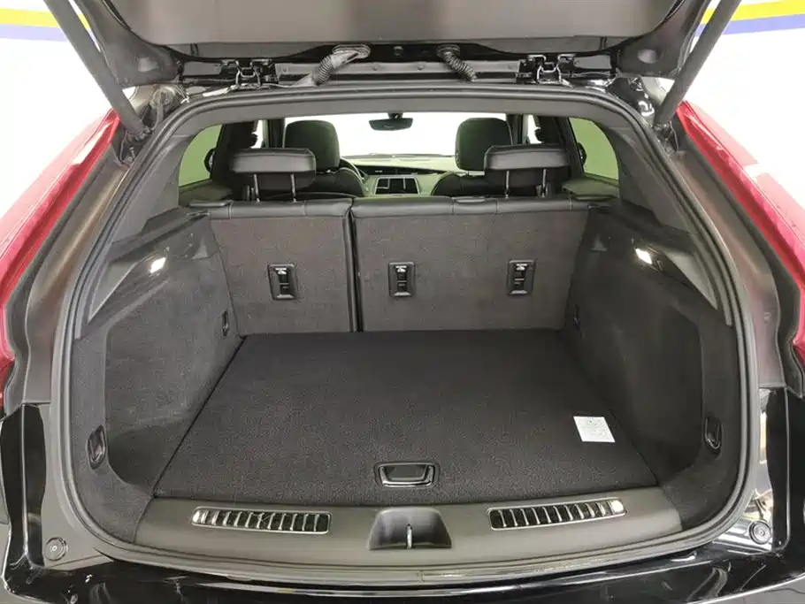 Cadillac XT4 2021 28T FWD Premium Edition фото 4