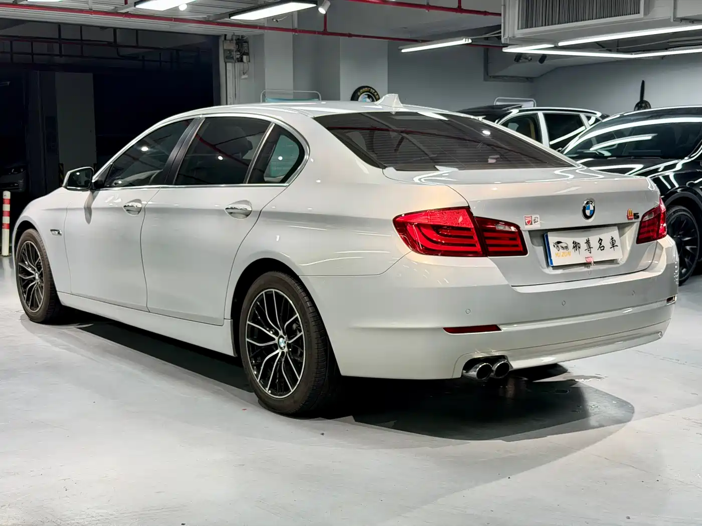BMW 5 Series 2011 528Li Luxury фото 5