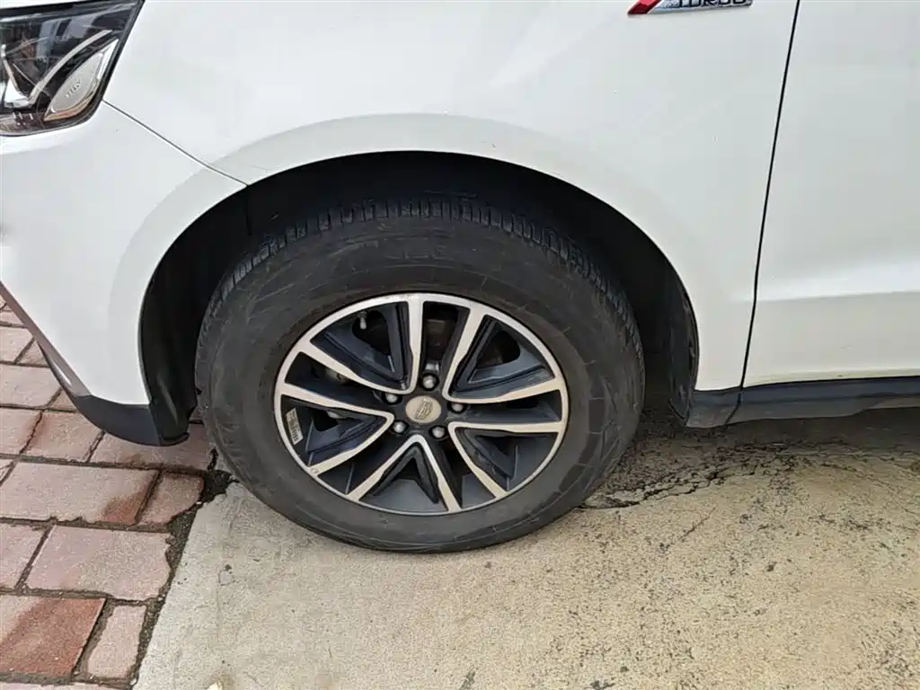 Фото 23 - Geely Emgrand X6