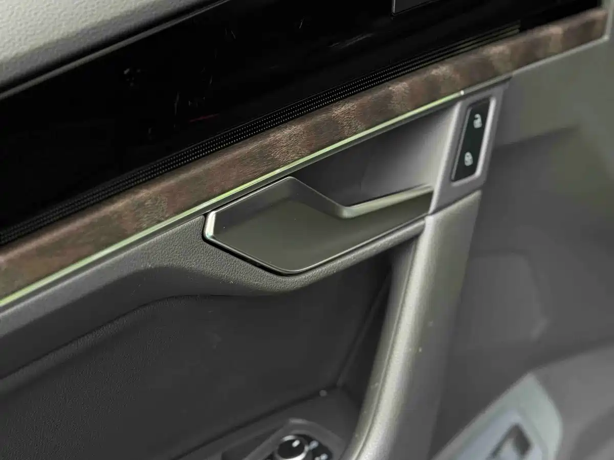 Volkswagen Touareg 2019 3.0TSI Sharp Edge Edition China VI фото 8