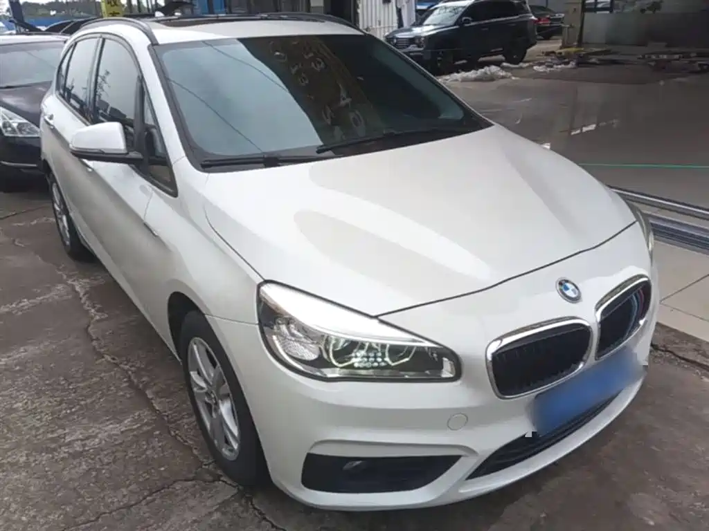 BMW 2 Series Touring 2016 218i Leading фото 4