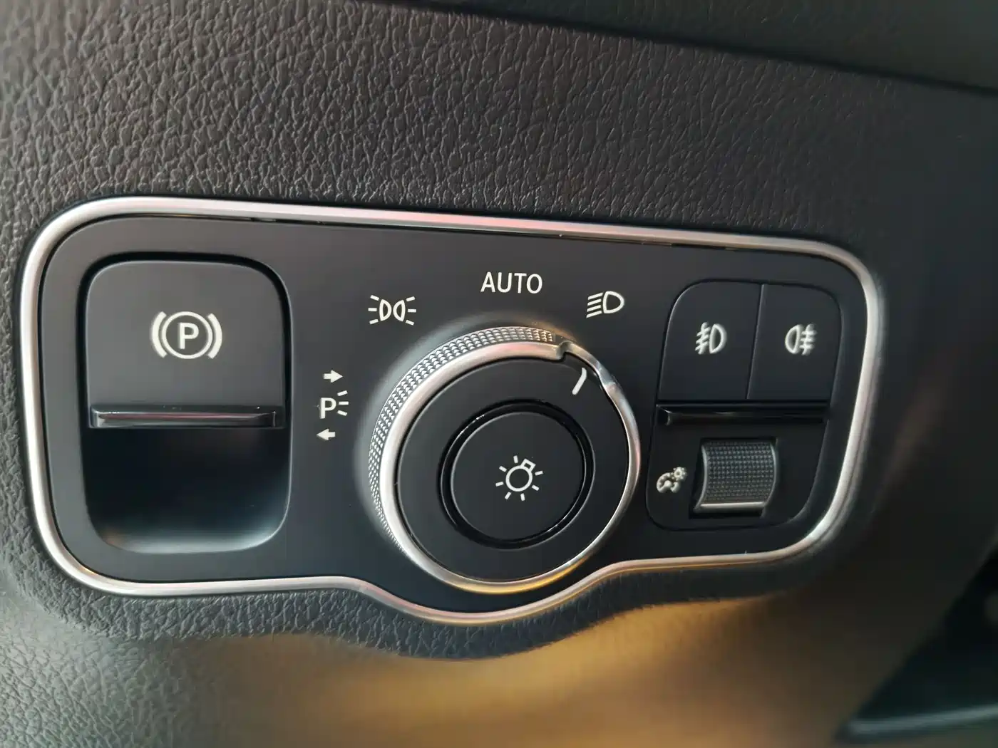 MERCEDES-BENZ GLB
