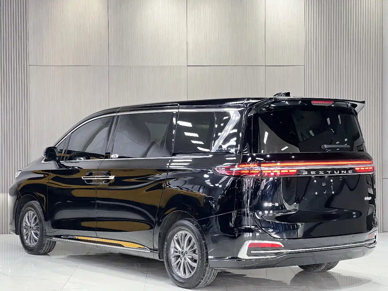 Besturn M9 2023 2.0T Premium 70th Anniversary Edition фото 9