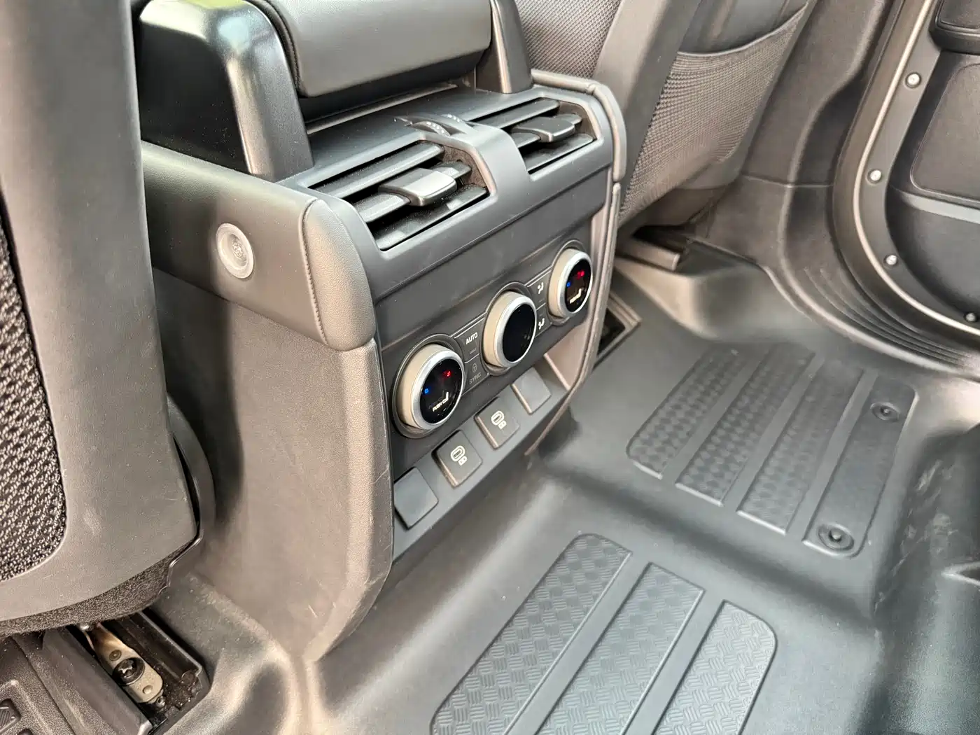 Land Rover Defender 2025 110 3.0T P400 X фото 19