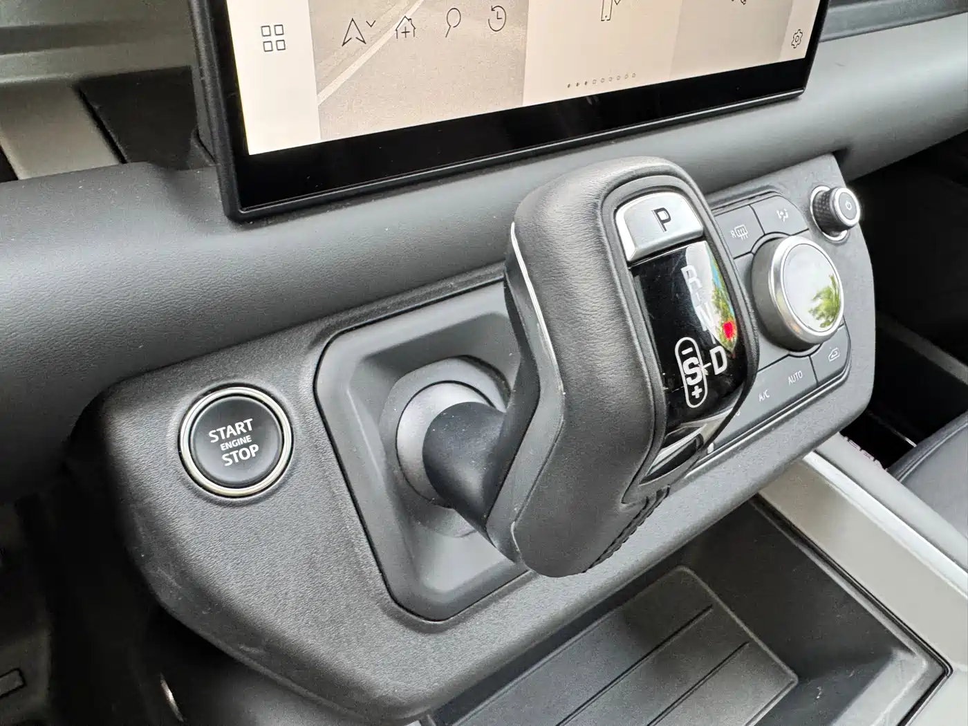 Land Rover Defender 2025 110 3.0T P400 X фото 12