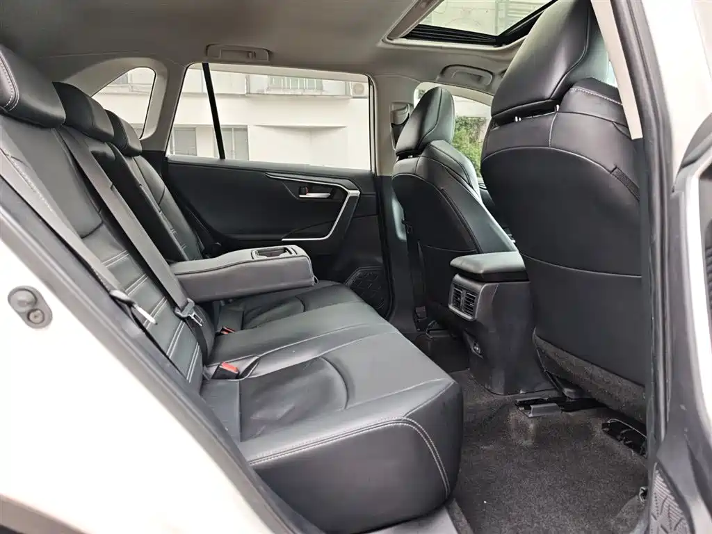 Toyota Wildlander 2022 2.0L CVT FWD Luxury PLUS Edition фото 24