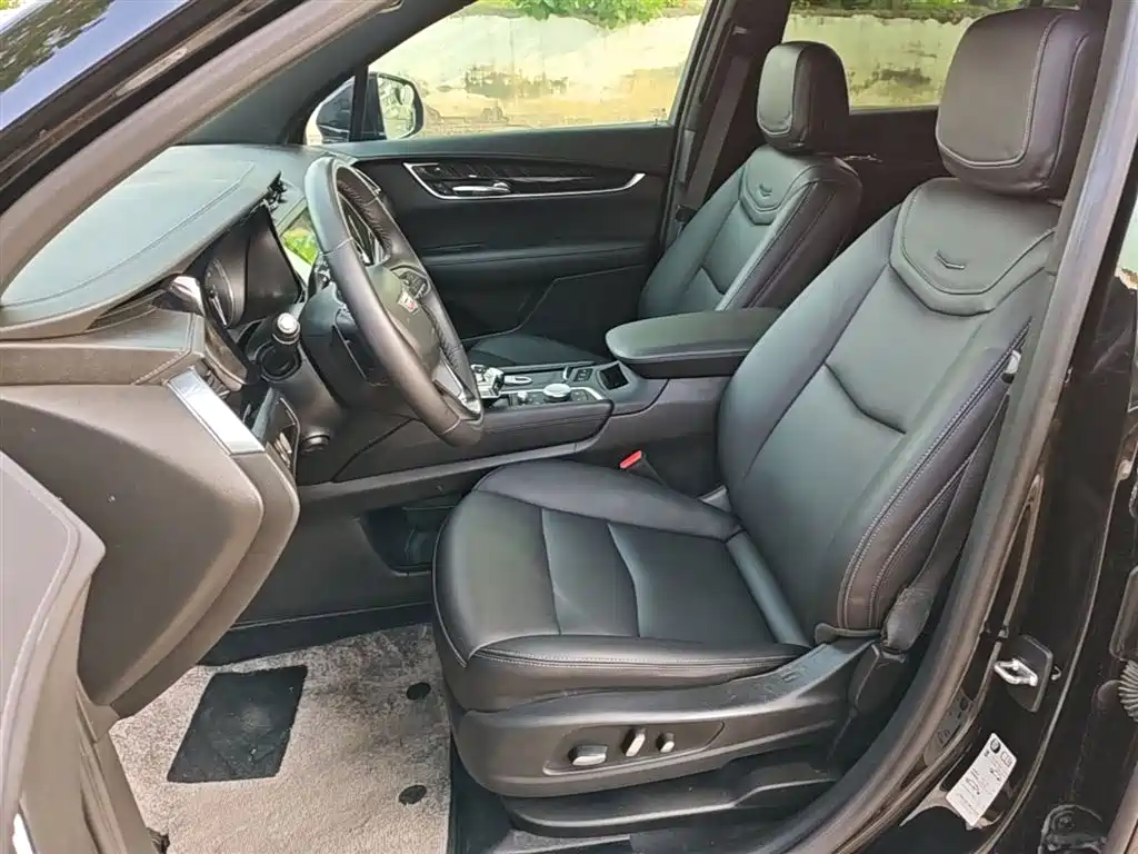 CADILLAC XT6