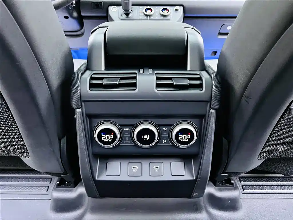 Land Rover Defender 2024 110 5.0T V8 фото 16