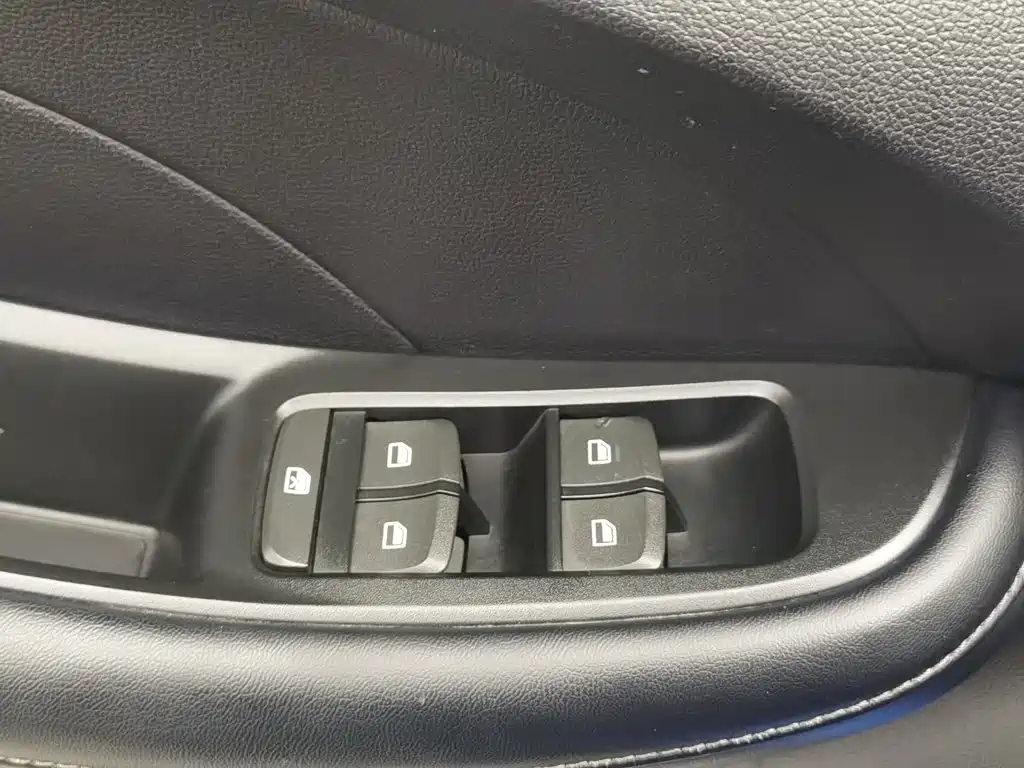 Фото 9 - Roewe i5