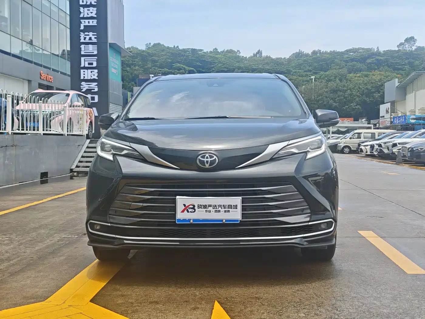 Toyota Sienna 2024 2.5L Hybrid Luxury Edition фото 2